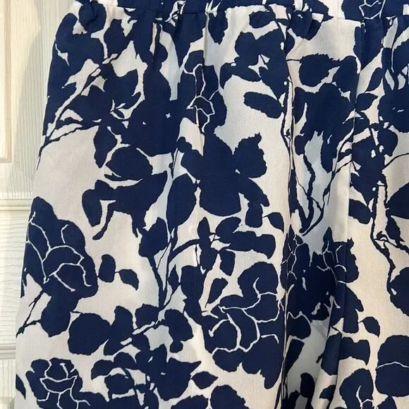 SHEIN CURVE Size 4XL Blue White Tropical Floral Pull On Shorts Stretch Flowy - Picture 2 of 6